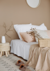 femme dans un chalet au bord de la fenetre